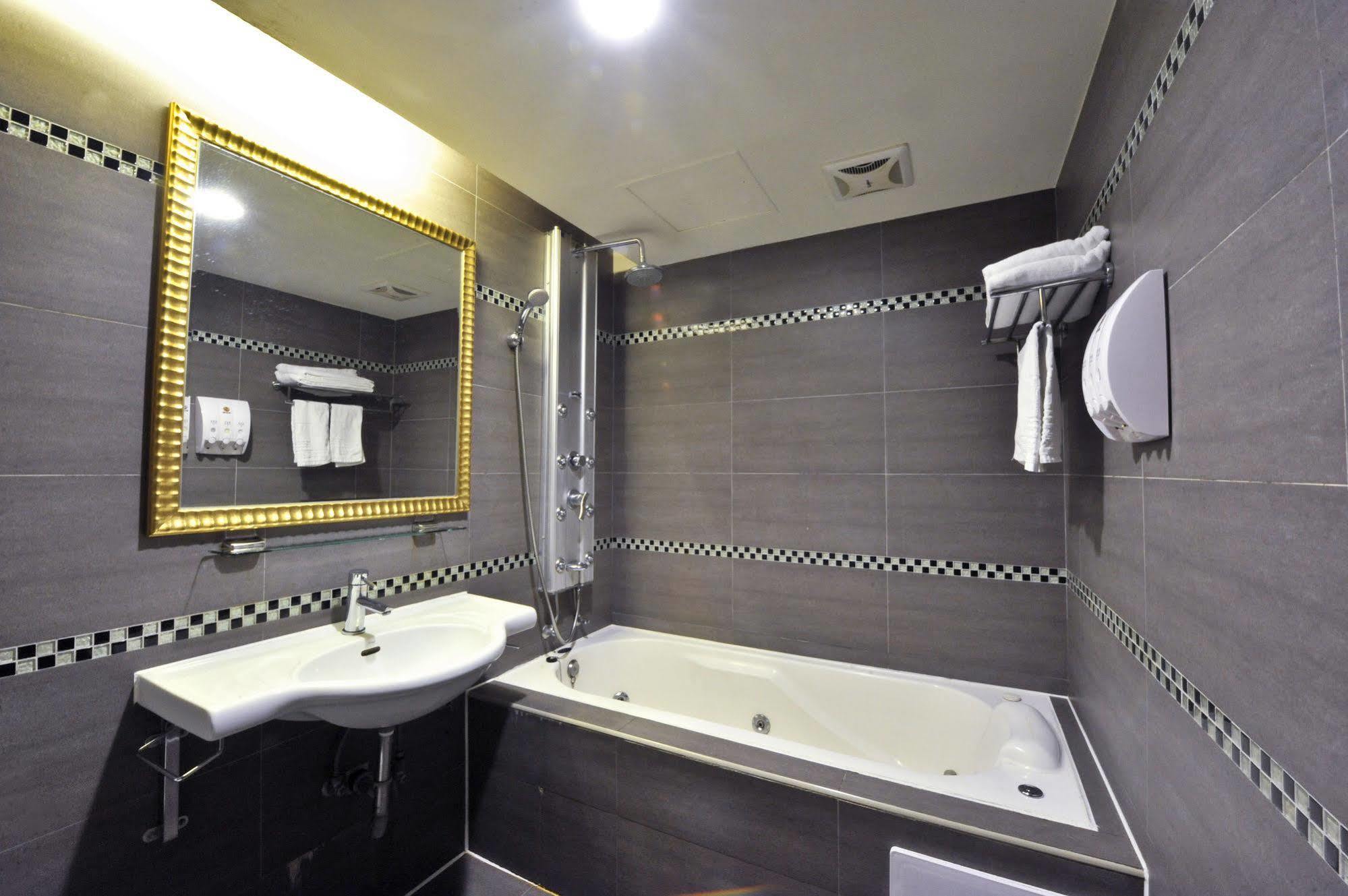 Carnival Motel Taipei Extérieur photo